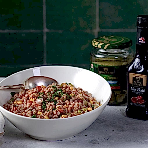 Nar Ekşili Buğday Salatası Tarifi